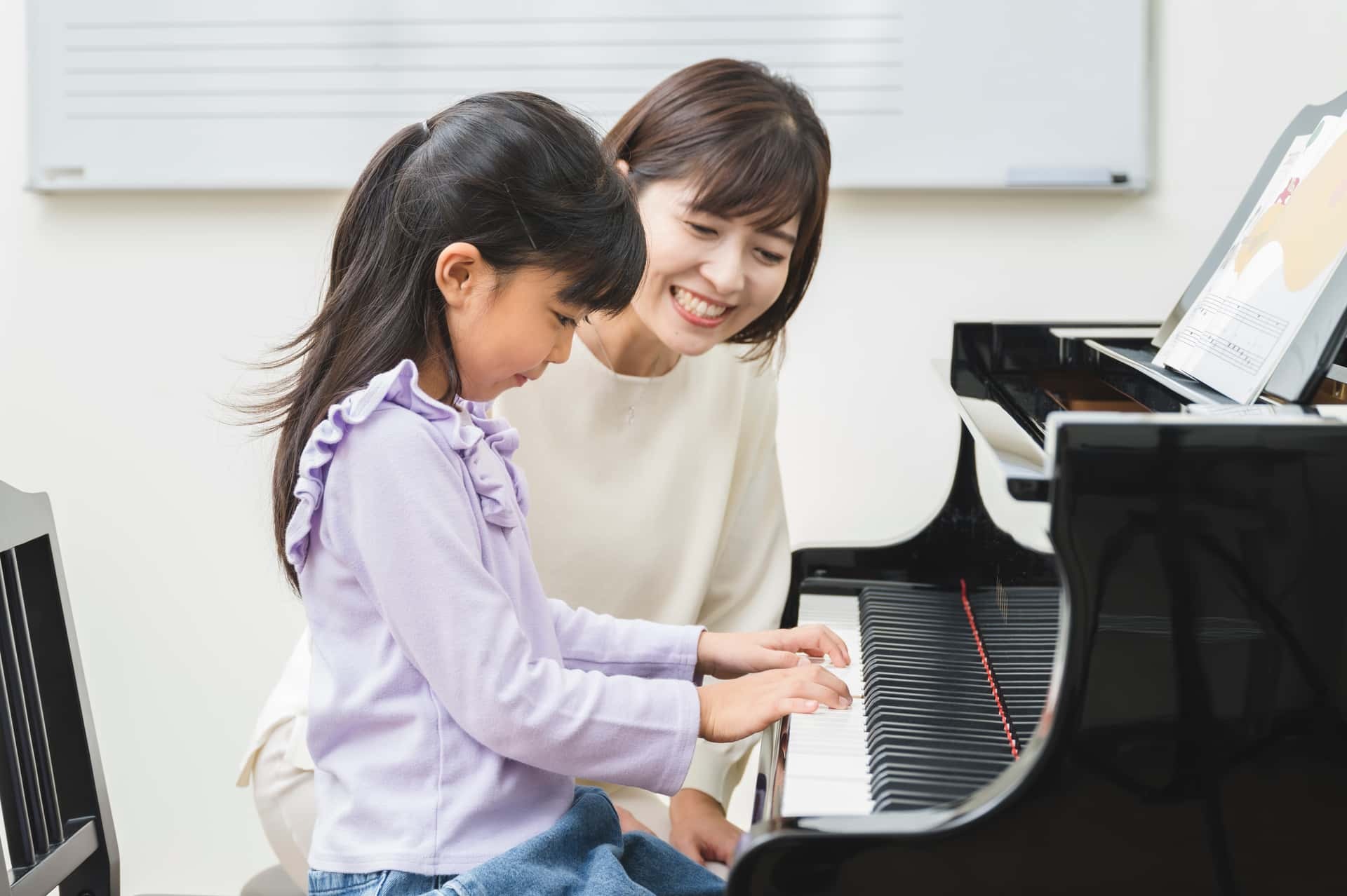 個人レッスンで子どもの演奏を先生が温かく見守る様子