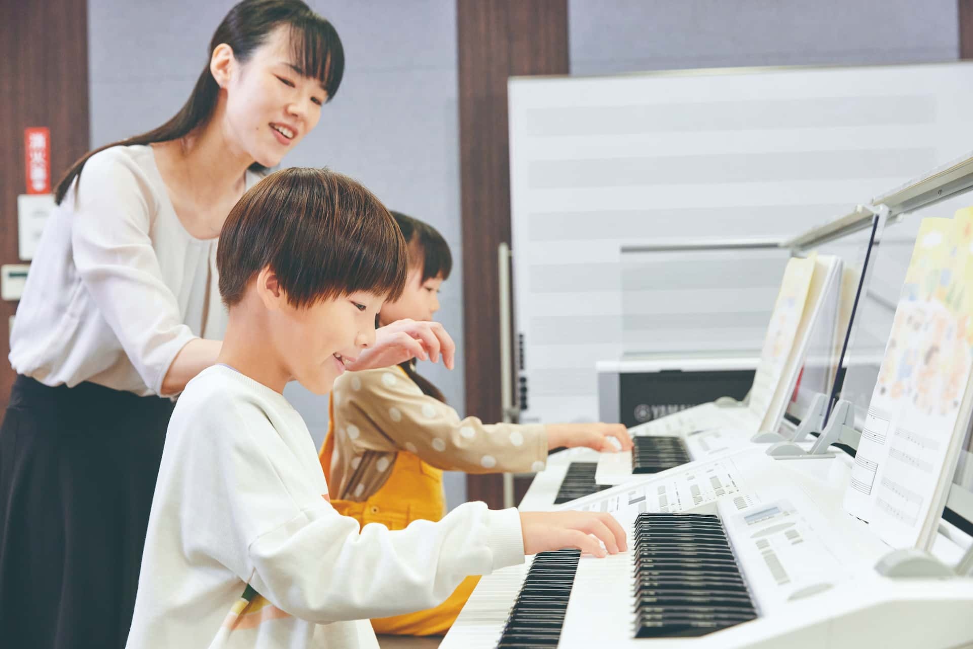 グループ指導の中でも生徒一人ひとりに声を掛ける講師の様子