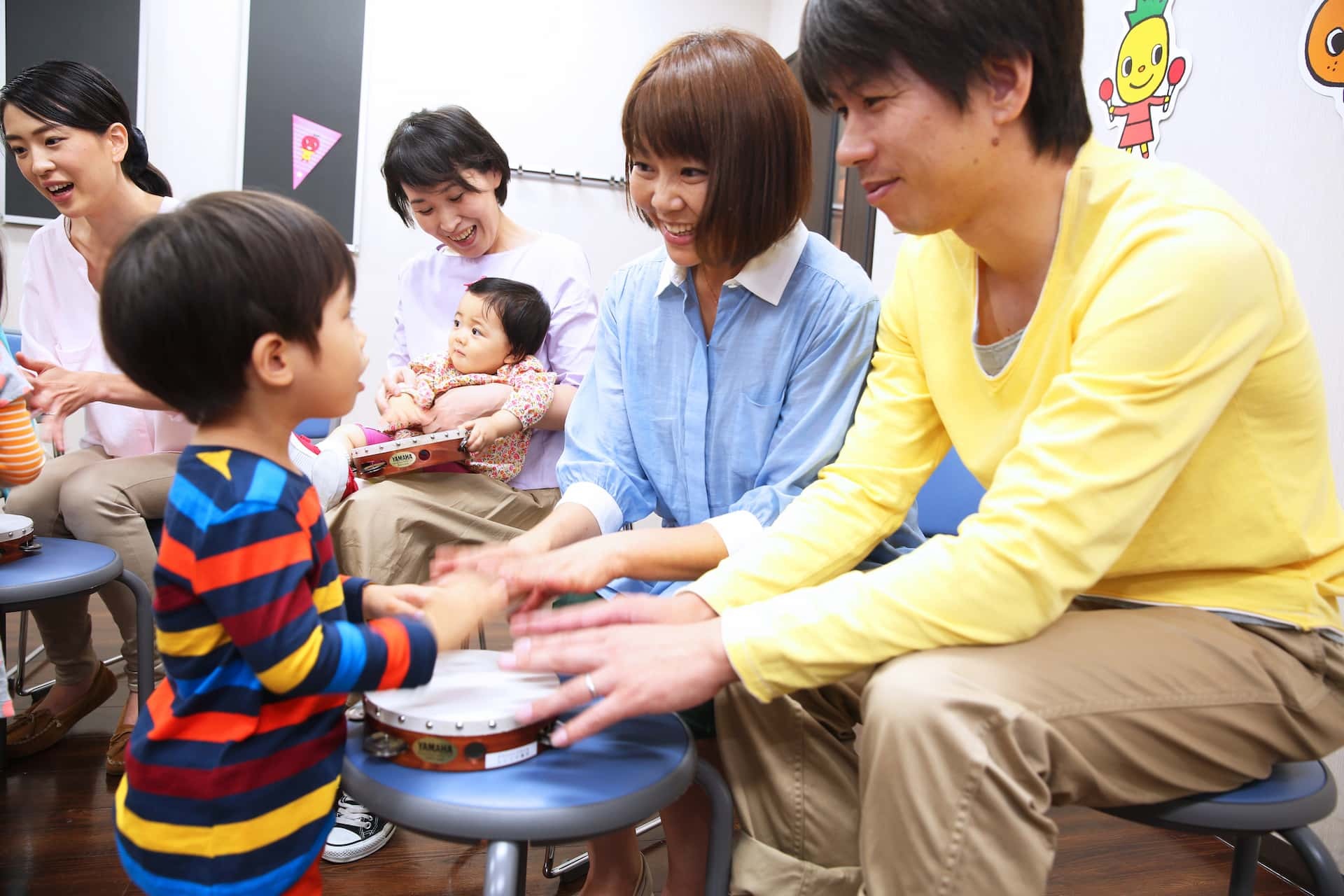 親子が音や楽器に触れて楽しむレッスン風景