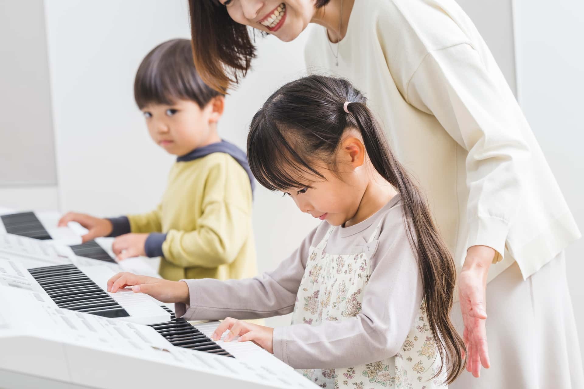 グループレッスン中にも生徒一人ひとりへ声を掛ける講師の様子