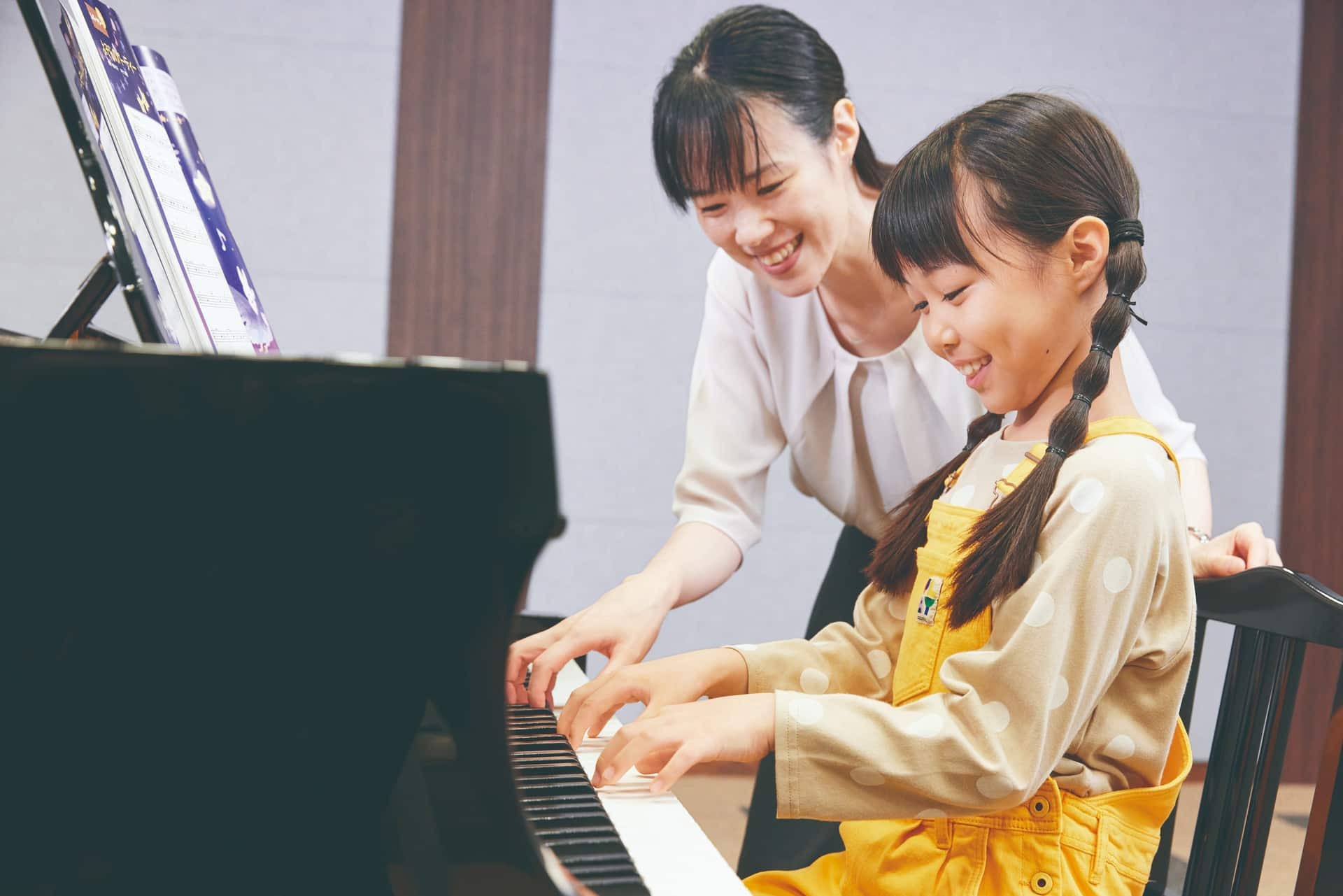 個人レッスンでのピアノ指導の様子