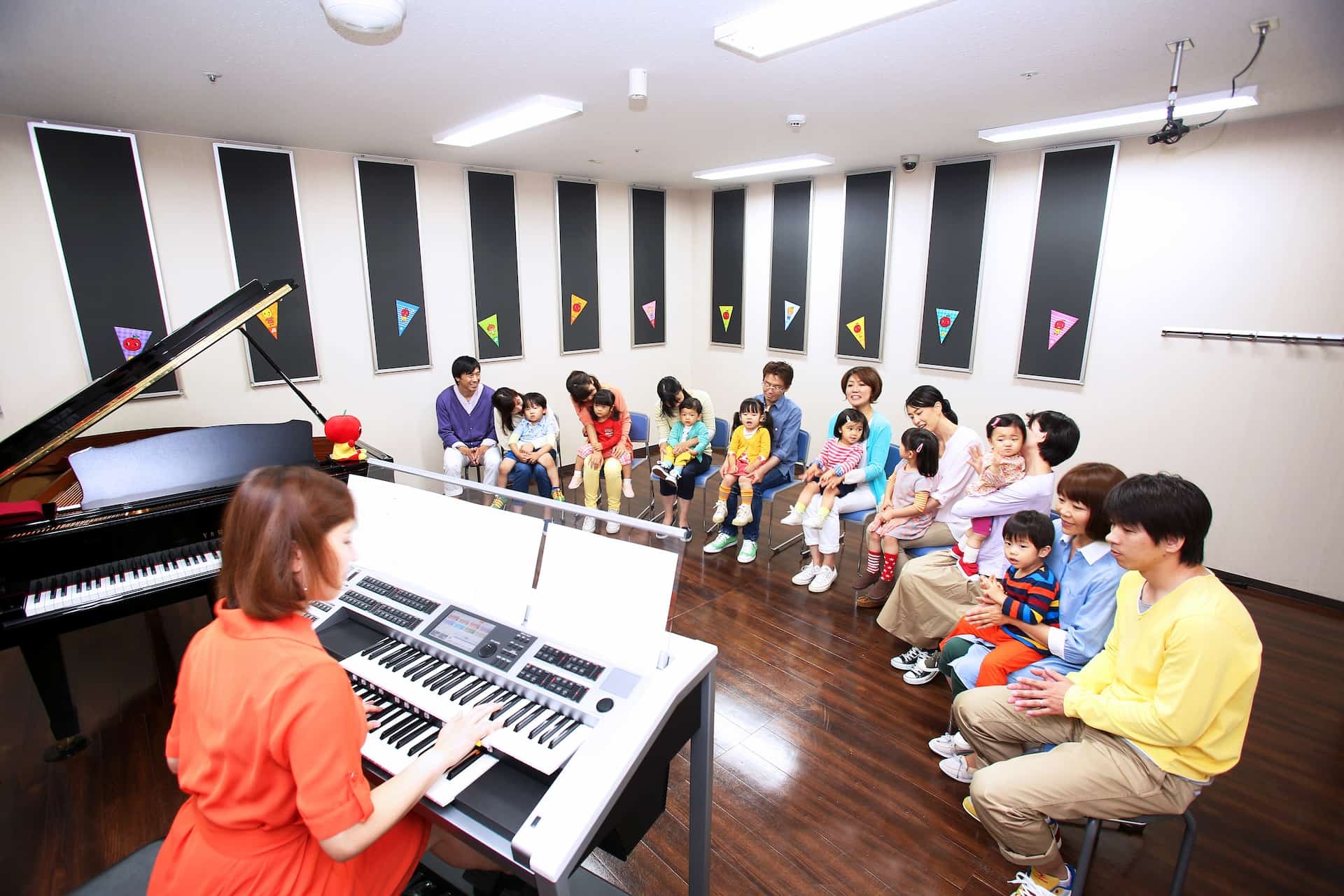 講師のエレクトーン演奏を楽しむレッスン風景