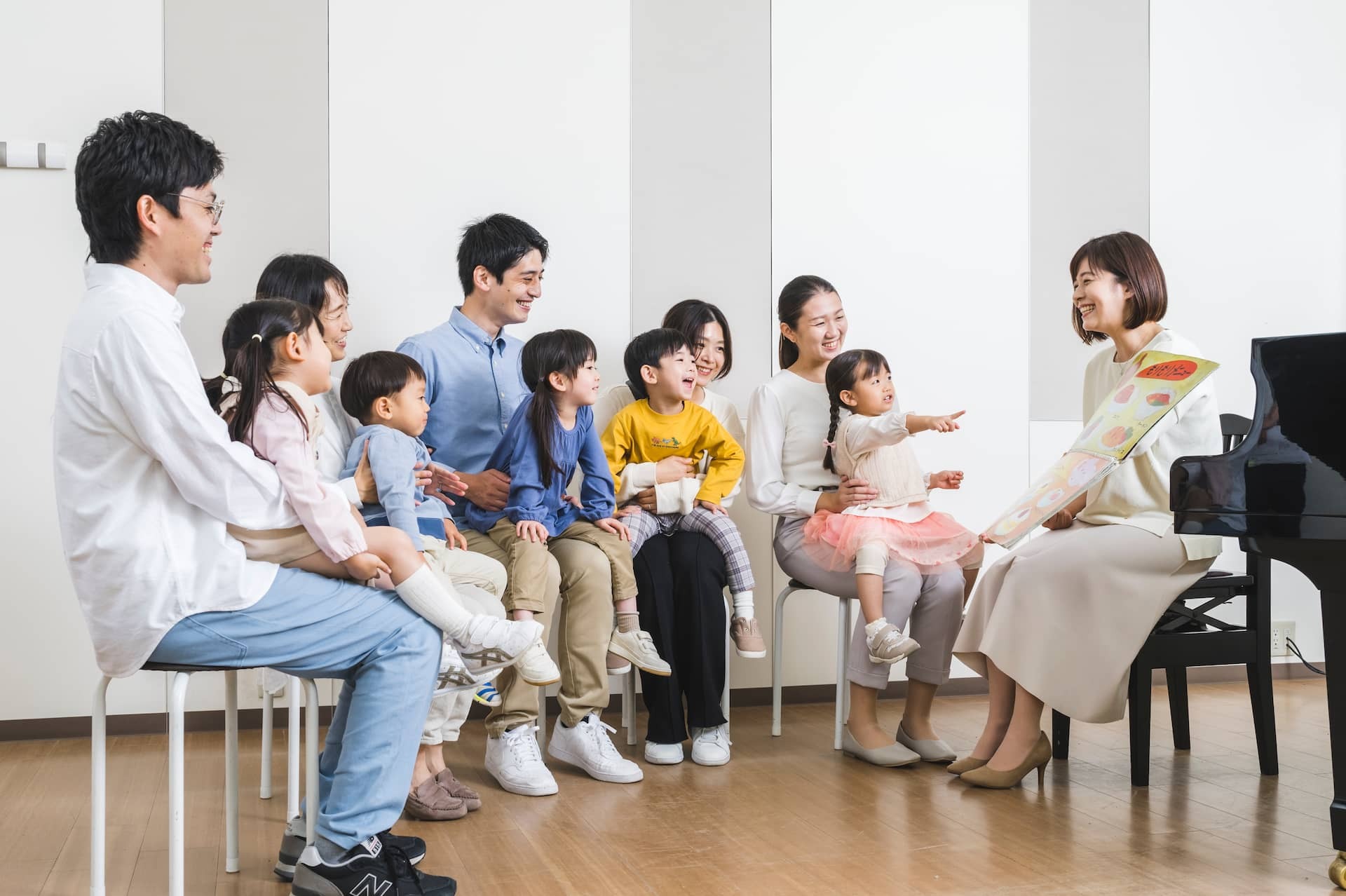 レッスンで、親子で講師の朗読を楽しむ様子