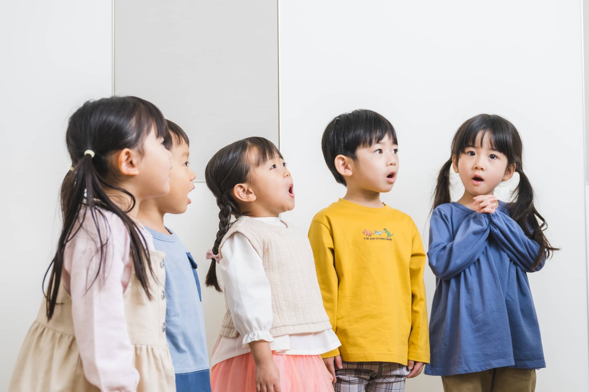 レッスン中に子どもたちが歌っている様子