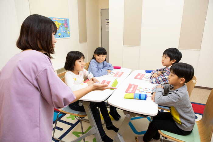 ヤマハ英語教室小学1･2･3年コース「英語でコミュニケーション」のレッスン風景